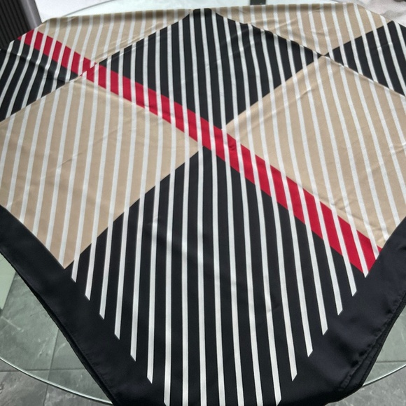 Lovely Steve Madden Large Scarf, New - Picture 1 of 3